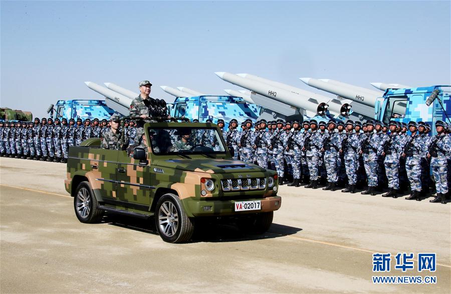 7月30日上午，慶祝中國人民解放軍建軍90周年閱兵在朱日和聯(lián)合訓(xùn)練基地隆重舉行。中共中央總書記、國家主席、中央軍委主席習(xí)近平檢閱部隊(duì)并發(fā)表重要講話。這是習(xí)近平乘車檢閱部隊(duì)。新華社記者 李濤 攝