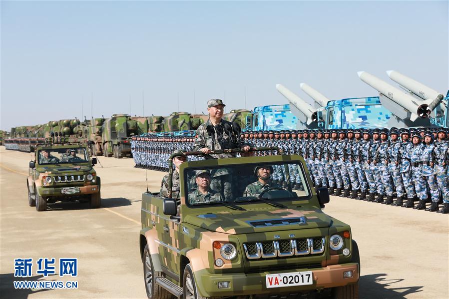 7月30日上午，慶祝中國人民解放軍建軍90周年閱兵在朱日和聯(lián)合訓(xùn)練基地隆重舉行。中共中央總書記、國家主席、中央軍委主席習(xí)近平檢閱部隊(duì)并發(fā)表重要講話。這是習(xí)近平乘車檢閱部隊(duì)。新華社記者 李剛 攝