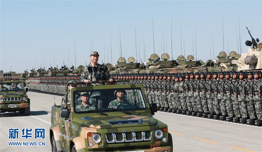 7月30日上午，慶祝中國人民解放軍建軍90周年閱兵在朱日和聯(lián)合訓(xùn)練基地隆重舉行。中共中央總書記、國家主席、中央軍委主席習(xí)近平檢閱部隊(duì)并發(fā)表重要講話。這是習(xí)近平乘車檢閱部隊(duì)。新華社記者 李剛 攝