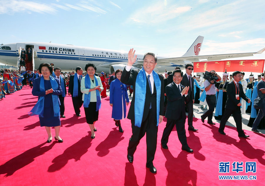 8月7日，以中共中央政治局常委、全國(guó)政協(xié)主席俞正聲為團(tuán)長(zhǎng)的中央代表團(tuán)飛抵呼和浩特，出席內(nèi)蒙古自治區(qū)成立70周年慶?；顒?dòng)。中央代表團(tuán)在機(jī)場(chǎng)受到內(nèi)蒙古各族群眾的熱烈歡迎。新華社記者 姚大偉 攝