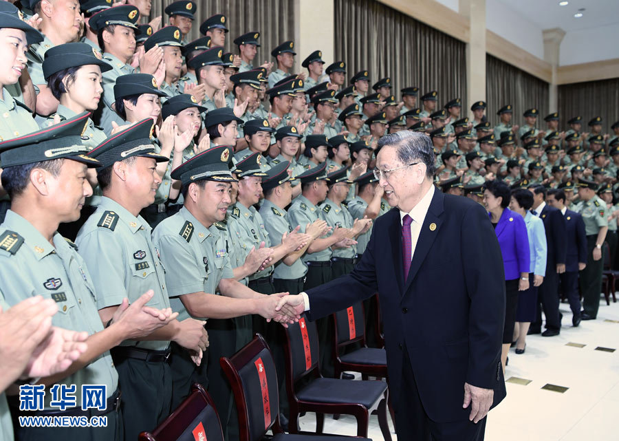 8月7日，中共中央政治局常委、全國政協(xié)主席、中央代表團(tuán)團(tuán)長俞正聲率代表團(tuán)部分成員分別赴內(nèi)蒙古軍區(qū)、武警內(nèi)蒙古總隊(duì)、武警內(nèi)蒙古森林總隊(duì)慰問，并會(huì)見自治區(qū)政法干警代表。這是俞正聲會(huì)見內(nèi)蒙古軍區(qū)指戰(zhàn)員。新華社記者 張領(lǐng) 攝