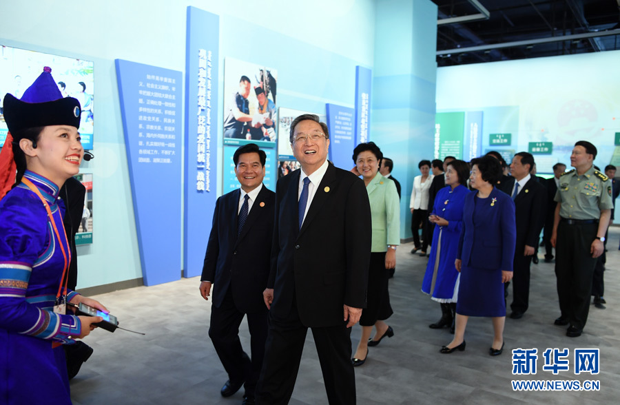 8月7日，中共中央政治局常委、全國(guó)政協(xié)主席、中央代表團(tuán)團(tuán)長(zhǎng)俞正聲率代表團(tuán)全體成員來(lái)到內(nèi)蒙古展覽館，參觀《守望相助團(tuán)結(jié)奮斗——慶祝內(nèi)蒙古自治區(qū)成立70周年展覽》。 新華社記者 張領(lǐng) 攝