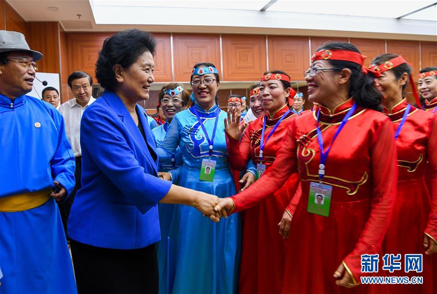 8月9日，中共中央政治局委員、國務院副總理、中央代表團副團長劉延東率中央代表團二分團到赤峰看望慰問各族干部群眾。這是劉延東在赤峰市群眾藝術館和群眾親切交談。新華社記者 連振 攝