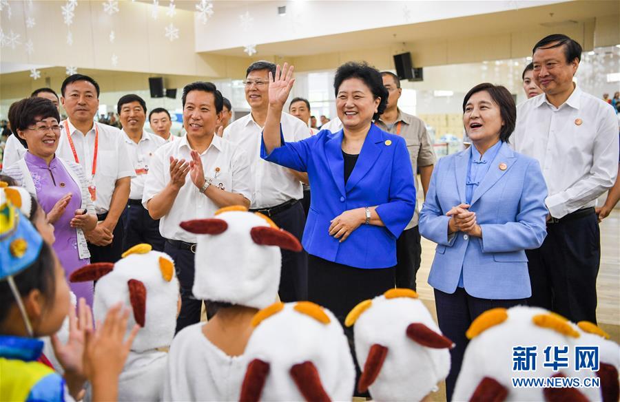 8月9日，中共中央政治局委員、國務院副總理、中央代表團副團長劉延東率中央代表團二分團到赤峰看望慰問各族干部群眾。這是劉延東在赤峰市青少年宮與青少年熱烈互動。新華社記者 連振 攝