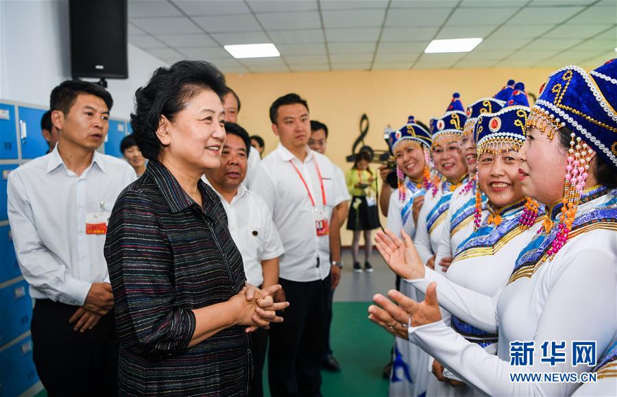 8月11日，中共中央政治局委員、國(guó)務(wù)院副總理、中央代表團(tuán)副團(tuán)長(zhǎng)劉延?xùn)|率中央代表團(tuán)二分團(tuán)，看望慰問(wèn)烏蘭察布各族干部群眾，轉(zhuǎn)達(dá)以習(xí)近平同志為核心的黨中央的親切關(guān)懷和全國(guó)人民的美好祝愿。這是劉延?xùn)|在考察察哈爾社區(qū)時(shí)與居民們親切交談。新華社記者 連振 攝