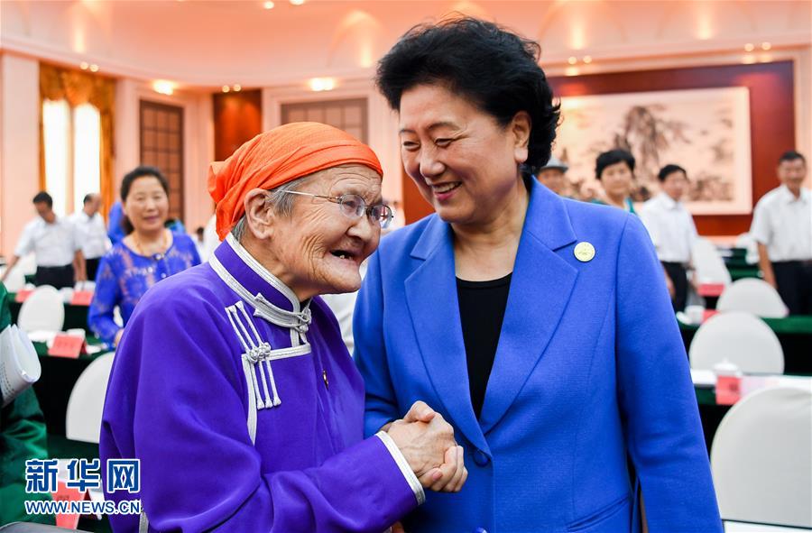 8月11日，中共中央政治局委員、國(guó)務(wù)院副總理、中央代表團(tuán)副團(tuán)長(zhǎng)劉延?xùn)|率中央代表團(tuán)二分團(tuán)，看望慰問(wèn)烏蘭察布各族干部群眾，轉(zhuǎn)達(dá)以習(xí)近平同志為核心的黨中央的親切關(guān)懷和全國(guó)人民的美好祝愿。這是劉延?xùn)|在出席烏蘭察布市慶祝內(nèi)蒙古自治區(qū)成立70周年座談會(huì)后，與“草原母親”都貴瑪親切交談。新華社記者 連振 攝