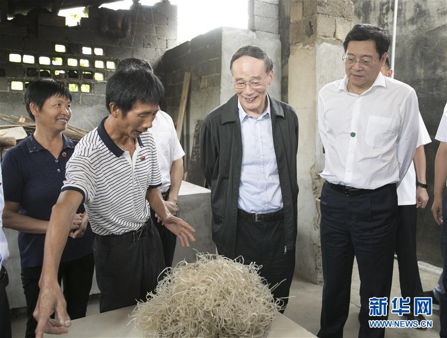 9月3日至5日，中共中央政治局常委、中央紀委書記、中央巡視工作領導小組組長王岐山在湖南省調(diào)研并主持召開巡察工作座談會。這是9月4日，王岐山在瀏陽市官橋鎮(zhèn)石灰嘴村貧困戶家中了解脫貧情況。新華社記者 王曄 攝

