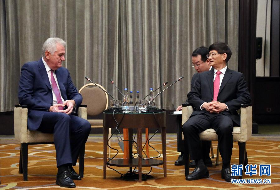 9月11日，在塞爾維亞首都貝爾格萊德，習(xí)近平主席特使、中共中央政治局委員、中央政法委書記孟建柱（右）會見塞爾維亞前總統(tǒng)尼科利奇（左）。新華社記者王慧娟攝