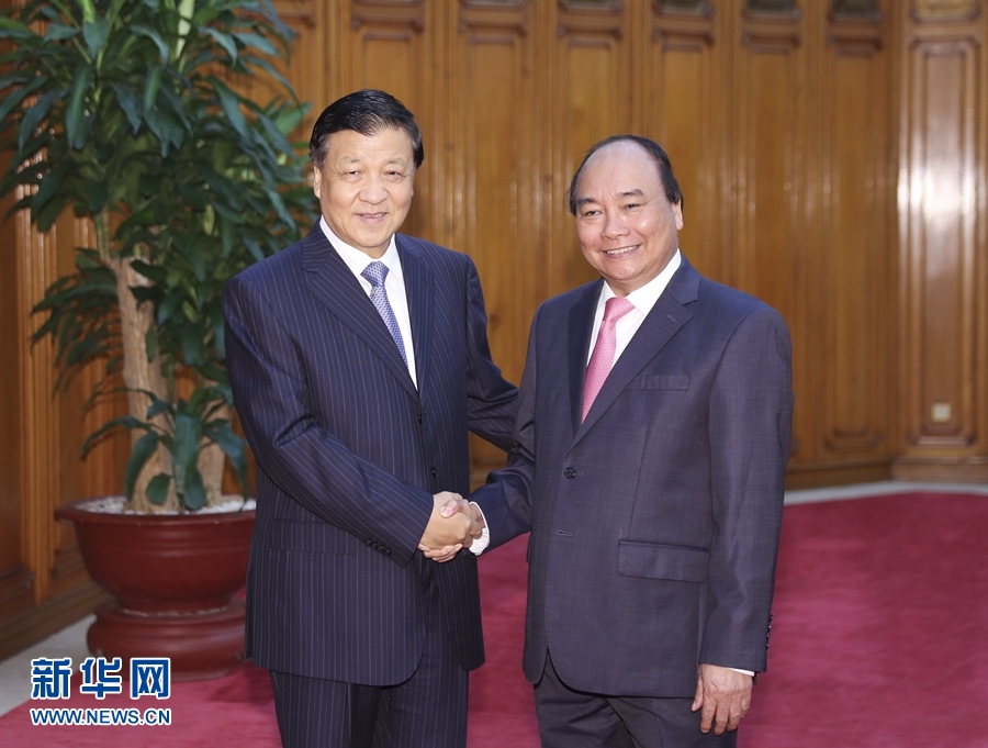 應越南共產(chǎn)黨邀請，中共中央政治局常委、中央書記處書記劉云山9月18日至19日對越南進行正式訪問。這是9月19日，劉云山在河內(nèi)會見越南總理阮春福。 新華社記者 丁林 攝