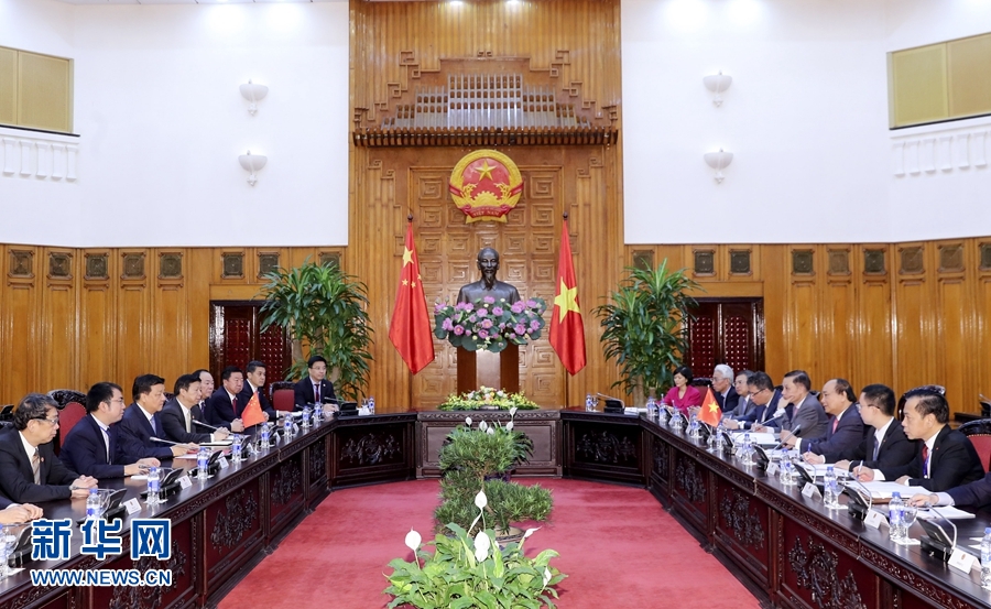 應越南共產(chǎn)黨邀請，中共中央政治局常委、中央書記處書記劉云山9月18日至19日對越南進行正式訪問。這是9月19日，劉云山在河內(nèi)會見越南總理阮春福。 新華社記者 丁林 攝