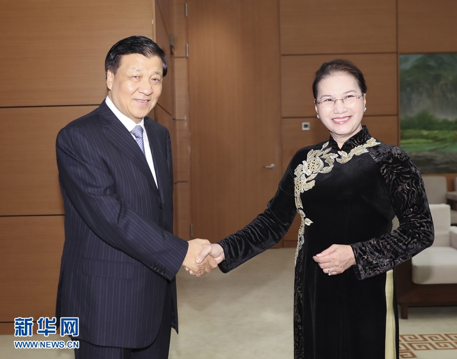 應越南共產(chǎn)黨邀請，中共中央政治局常委、中央書記處書記劉云山9月18日至19日對越南進行正式訪問。這是9月19日，劉云山在河內(nèi)會見越南國會主席阮氏金銀。 新華社記者 丁林 攝