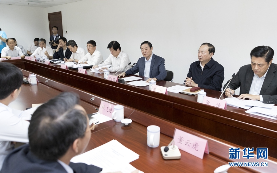 9月22日，中共中央政治局委員、中央書記處書記、中宣部部長劉奇葆在北京調(diào)研京劇像音像工程情況。這是劉奇葆與有關(guān)方面負(fù)責(zé)同志座談交流。新華社記者 丁海濤 攝