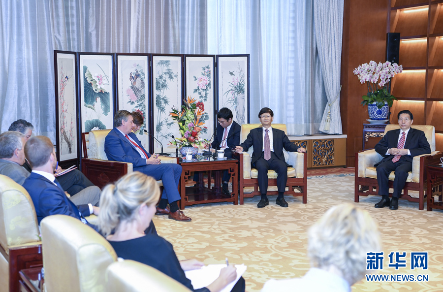 9月26日，中共中央政治局委員、中央政法委書記孟建柱在北京會見來華出席國際刑警組織第86屆全體大會的比利時副首相兼內(nèi)政大臣讓邦。國務(wù)委員、公安部部長郭聲琨參加有關(guān)會見。新華社記者 張領(lǐng) 攝