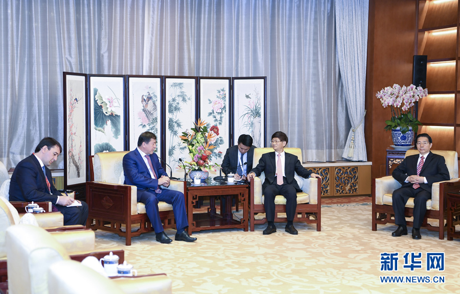 9月26日，中共中央政治局委員、中央政法委書記孟建柱在北京會見來華出席國際刑警組織第86屆全體大會的塔吉克斯坦內(nèi)務(wù)部長拉希姆佐達。國務(wù)委員、公安部部長郭聲琨參加有關(guān)會見。新華社記者 張領(lǐng) 攝