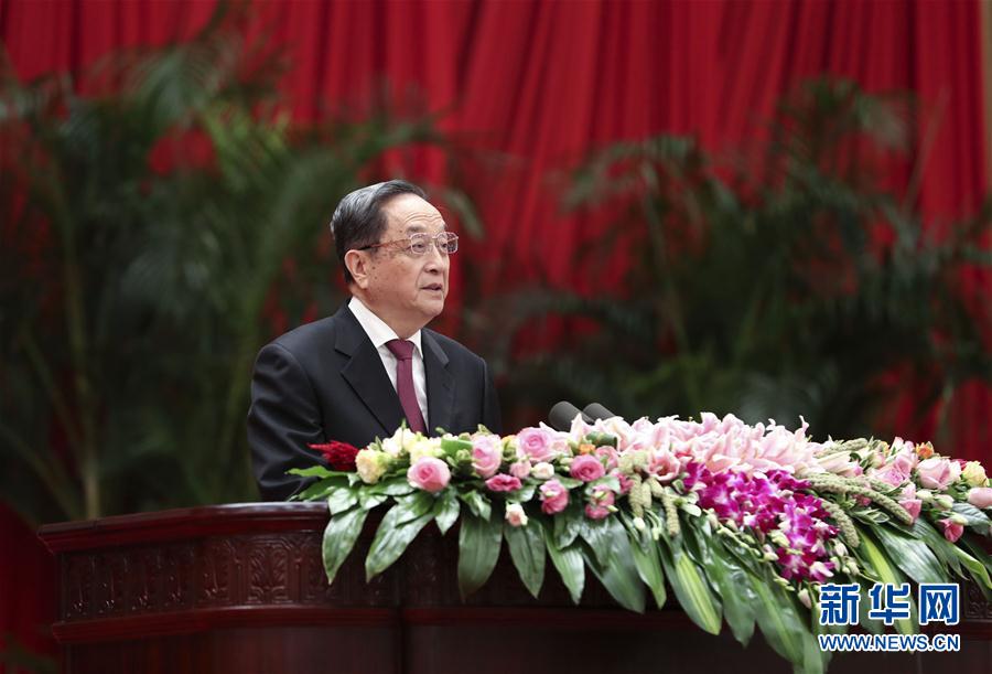 9月28日，全國政協(xié)辦公廳、中共中央統(tǒng)戰(zhàn)部、國務(wù)院僑辦、國務(wù)院港澳辦、國務(wù)院臺辦在北京人民大會堂聯(lián)合舉行國慶招待會。中共中央政治局常委、全國政協(xié)主席俞正聲與2800多名港澳臺僑各界代表歡聚一堂，慶祝中華人民共和國成立68周年。這是俞正聲在招待會上致辭。新華社記者 龐興雷 攝
