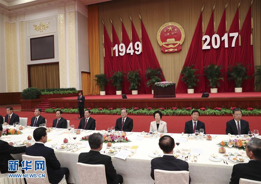 9月28日，全國政協(xié)辦公廳、中共中央統(tǒng)戰(zhàn)部、國務(wù)院僑辦、國務(wù)院港澳辦、國務(wù)院臺辦在北京人民大會堂聯(lián)合舉行國慶招待會。中共中央政治局常委、全國政協(xié)主席俞正聲與2800多名港澳臺僑各界代表歡聚一堂，慶祝中華人民共和國成立68周年。這是俞正聲在招待會上致辭。新華社記者 龐興雷 攝
