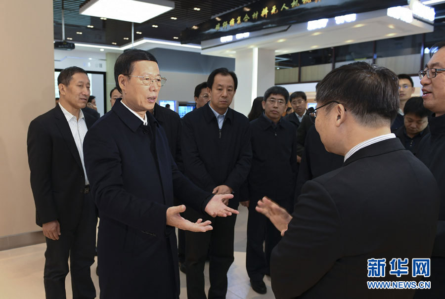 11月14日至15日，國務(wù)院副總理張高麗在黑龍江調(diào)研。這是11月14日，張高麗到黑龍江工業(yè)技術(shù)研究院成果展示中心，了解產(chǎn)學(xué)研結(jié)合推動創(chuàng)新發(fā)展情況。 新華社記者 高潔 攝