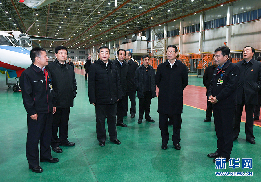 11月14日至15日，國務(wù)院副總理張高麗在黑龍江調(diào)研。這是11月14日，張高麗到哈爾濱飛機工業(yè)集團有限責(zé)任公司了解國有老企業(yè)轉(zhuǎn)型升級情況。 新華社記者 高潔 攝