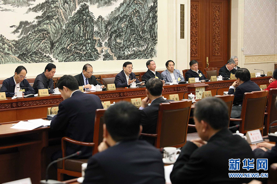 12月23日，十二屆全國人大常委會第三十一次會議舉行分組會議，審議監(jiān)察法草案二次審議稿等。張德江委員長參加審議。 新華社記者劉衛(wèi)兵攝