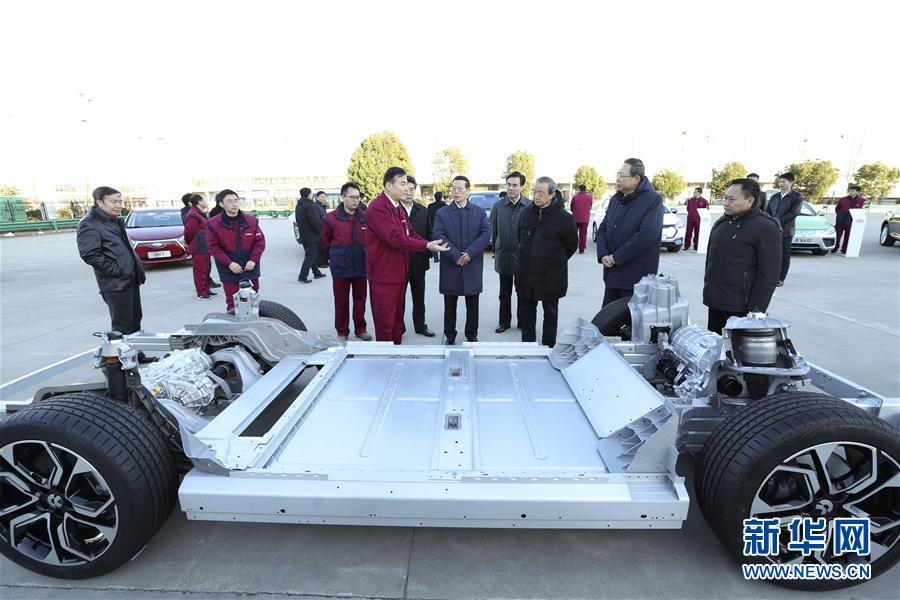 1月9日至10日，國務(wù)院副總理張高麗在安徽調(diào)研推動長江經(jīng)濟(jì)帶發(fā)展工作。這是1月9日，張高麗在江淮汽車股份有限公司了解企業(yè)生產(chǎn)經(jīng)營和參與國際產(chǎn)能合作情況。新華社記者 龐興雷 攝