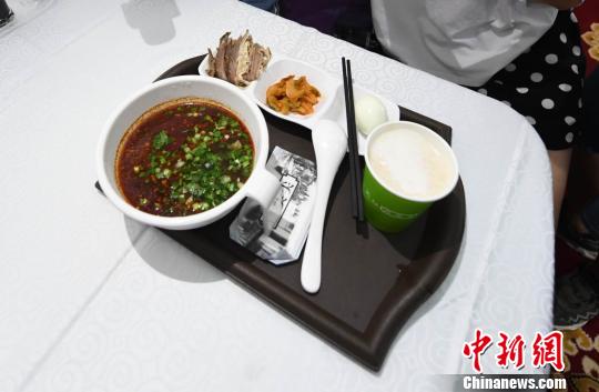 圖為“環(huán)西部火車游Y667/8次”列車上推出蘭州牛肉面套餐，套餐38元，有一碗牛肉面、一碟牛肉、一個(gè)雞蛋、一份小菜、一份甜胚子。　楊艷敏 攝