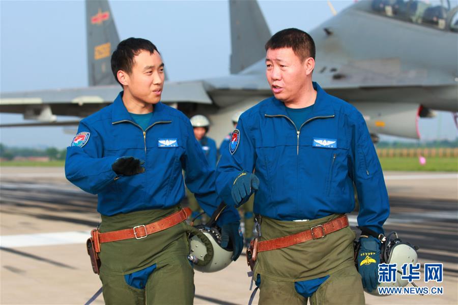 （新華全媒頭條·圖文互動(dòng)）（3）戰(zhàn)鷹，為祖國(guó)奮飛——記空軍航空兵某旅旅長(zhǎng)、特級(jí)飛行員郝井文