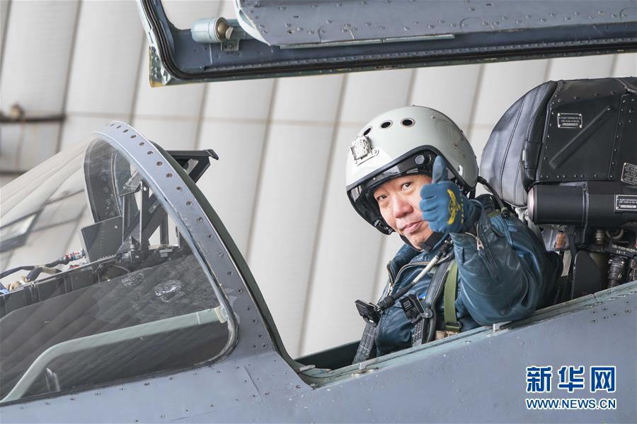 （新華全媒頭條·圖文互動(dòng)）（4）戰(zhàn)鷹，為祖國(guó)奮飛——記空軍航空兵某旅旅長(zhǎng)、特級(jí)飛行員郝井文