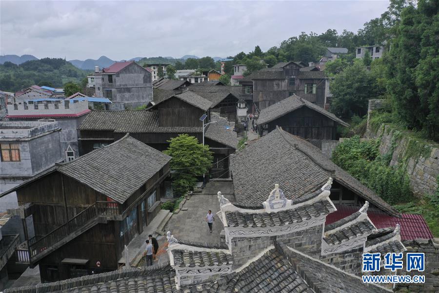 （壯麗70年·奮斗新時代——記者再走長征路·圖文互動）（3）手捧棉被憶紅軍：走了那么多年，我們都念他們的好