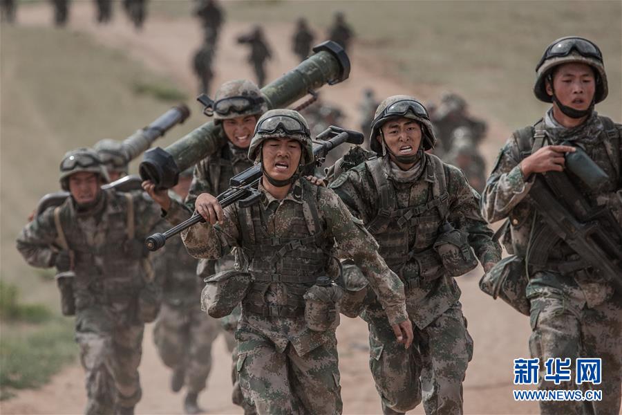 （新華全媒頭條·圖文互動）（13）沿著中國特色強軍之路闊步前進——黨中央、中央軍委領(lǐng)導(dǎo)推進國防和軍隊建設(shè)70年紀(jì)實