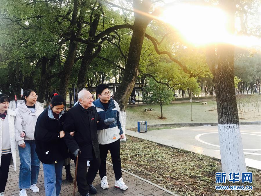 （新華全媒頭條·圖文互動）（7）滄海橫流 信仰彌堅——記共產(chǎn)黨員、湘潭大學(xué)九旬教授滄南