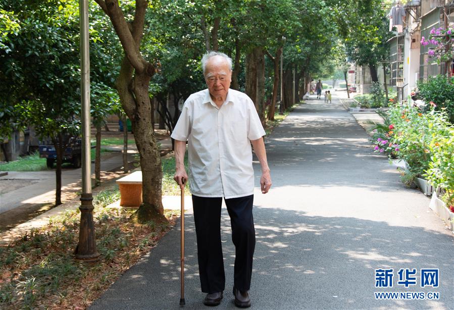 （新華全媒頭條·圖文互動）（9）滄海橫流 信仰彌堅——記共產(chǎn)黨員、湘潭大學(xué)九旬教授滄南