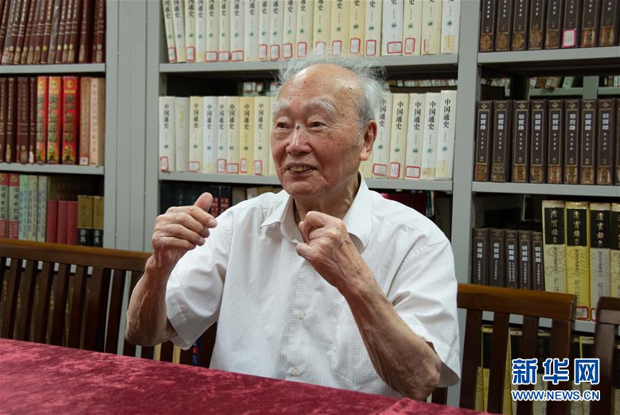 （新華全媒頭條·圖文互動）（5）滄海橫流 信仰彌堅——記共產(chǎn)黨員、湘潭大學(xué)九旬教授滄南