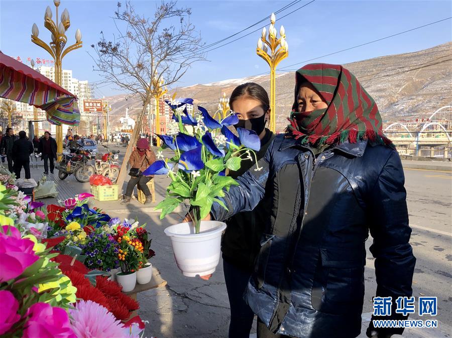 （新春走基層·圖文互動(dòng)）（2）“只要備好年貨，新的一年就可以風(fēng)調(diào)雨順”——臘月藏區(qū)年貨市場(chǎng)見聞