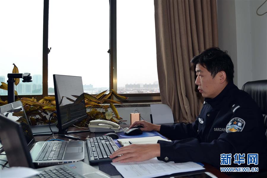 （習近平致敬的戰(zhàn)“疫”英雄·公安干警篇·圖文互動）（8）他們，抗疫一線鑄警魂