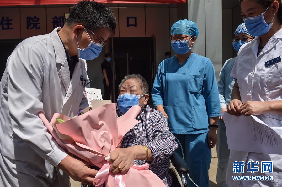（新華全媒頭條·圖文互動）（1）“始終把人民群眾生命安全和身體健康放在第一位”——中國抗疫彰顯“生命至上、人民至上”理念