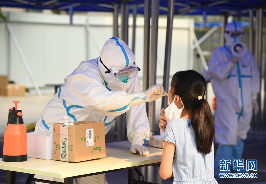 （新華全媒頭條·圖文互動）（1）構筑守護城市、守護生命的堅強防線——北京開展大規(guī)模核酸檢測