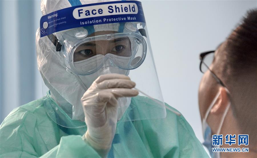 （新華全媒頭條·圖文互動）（11）構筑守護城市、守護生命的堅強防線——北京開展大規(guī)模核酸檢測