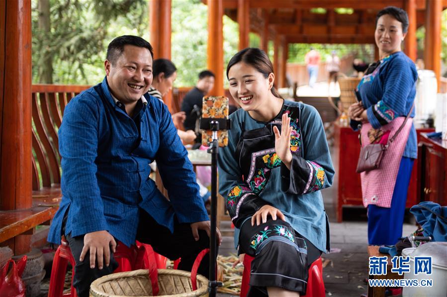 （新華全媒頭條·走向我們的小康生活·圖文互動）（10）那山，那人，那苗寨——十八洞村三代人的奮斗史