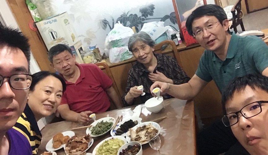 10月1日，留學生李天力（左一）在老家淄博的親戚家中與親人一起吃晚飯，共度中秋
