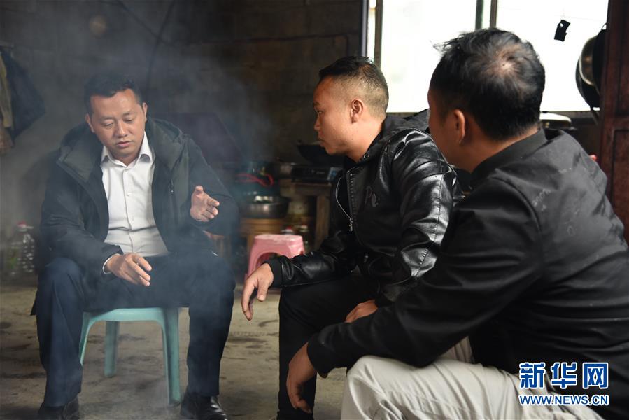 （決戰(zhàn)決勝脫貧攻堅(jiān)·圖文互動(dòng)）“父親未完成的事業(yè)，我來完成”——貴州父子接力脫貧攻堅(jiān)