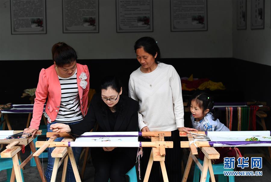 （兩會人物·圖文互動）（1）帶娃、賺錢兩不誤——一位農(nóng)民工代表眼中的脫貧新工作