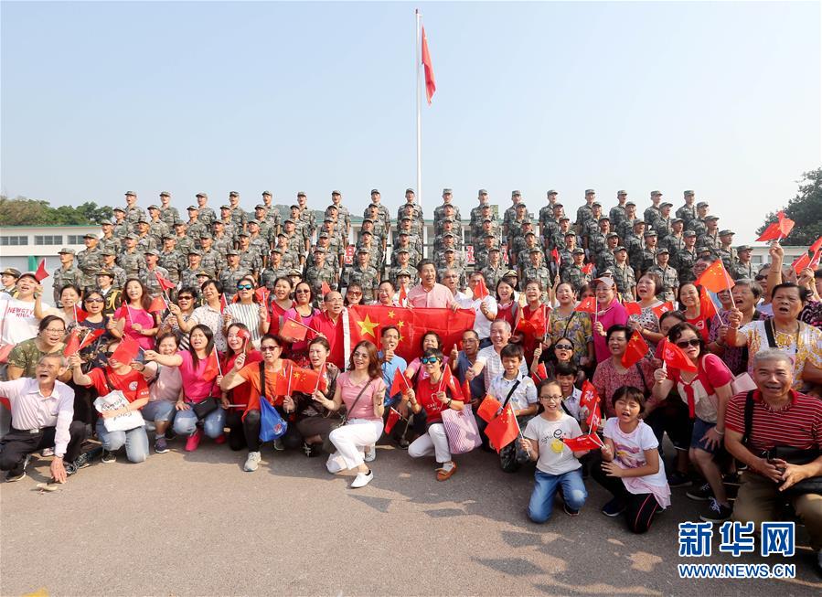 （圖文互動）（4）“我和我的祖國，一刻也不能分割”——解放軍駐香港部隊與市民共同慶祝國慶70周年見聞