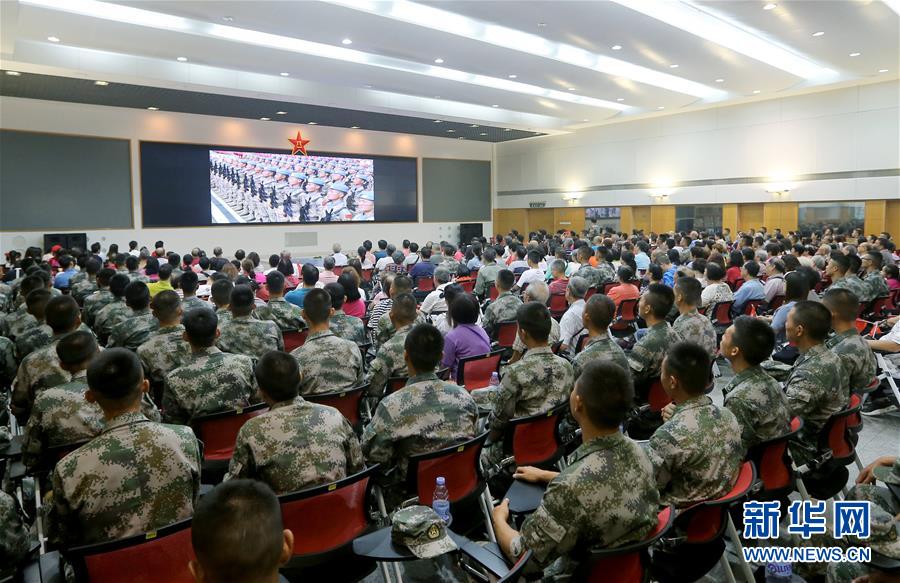 （圖文互動）（3）“我和我的祖國，一刻也不能分割”——解放軍駐香港部隊與市民共同慶祝國慶70周年見聞