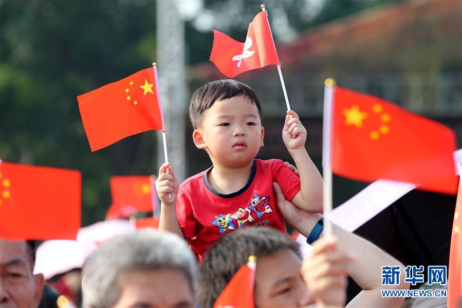 （圖文互動）（2）“我和我的祖國，一刻也不能分割”——解放軍駐香港部隊與市民共同慶祝國慶70周年見聞