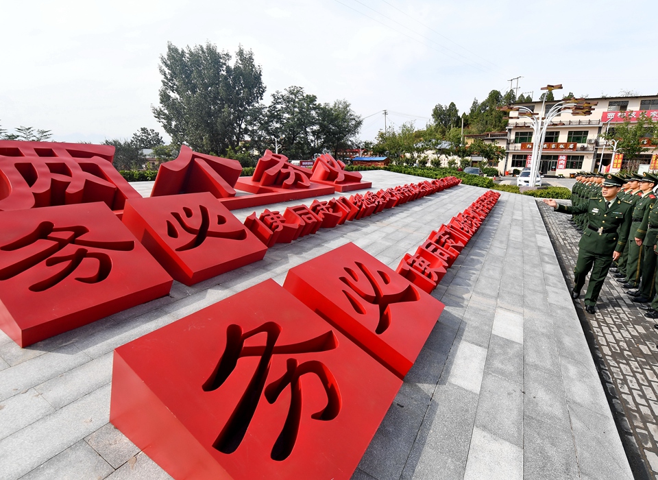 全面從嚴(yán)治黨，以更高能力和水平引領(lǐng)新時(shí)代