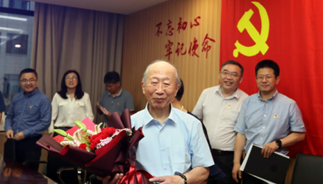 新黨員陳振新：“雖已耄耋，紅心向黨！”