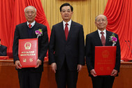 胡錦濤為獲得2012年度國(guó)家最高科學(xué)技術(shù)獎(jiǎng)的鄭哲敏院士、王小謨?cè)菏款C獎(jiǎng)