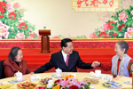 全國(guó)政協(xié)邀請(qǐng)已故黨外全國(guó)政協(xié)委員、知名人士夫人聯(lián)誼迎春 賈慶林出席