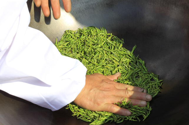好茶占盡天時(shí)地利，炒茶師月入三五萬