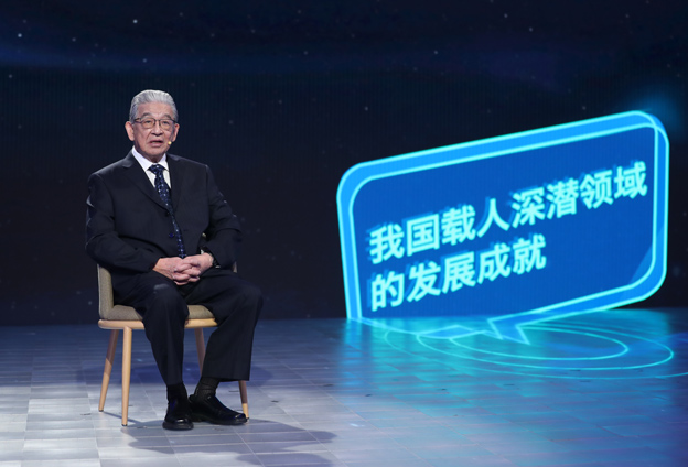 抱著要建造先進(jìn)的海軍裝備保家衛(wèi)國(guó)的心愿，考入了交通大學(xué)造船系
